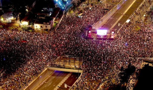 Ισραήλ: Δεκάδες χιλιάδες Ισραηλινοί διαδήλωσαν στο Τελ Αβίβ ζητώντας την παραίτηση Νετανιάχου