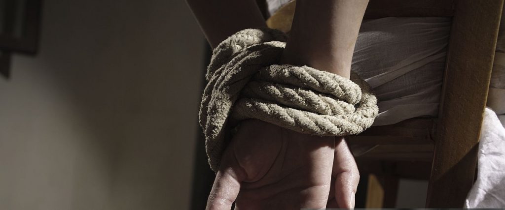 Θεσσαλονίκη: Τους έκλεψε μικροποσότητα ηρωίνης και τον τιμώρησαν κρατώντας ομήρους τη σύζυγο και τα παιδιά του