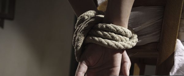 Θεσσαλονίκη: Τους έκλεψε μικροποσότητα ηρωίνης και τον τιμώρησαν κρατώντας ομήρους τη σύζυγο και τα παιδιά του