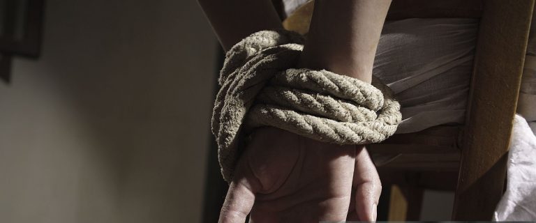 Θεσσαλονίκη: Τους έκλεψε μικροποσότητα ηρωίνης και τον τιμώρησαν κρατώντας ομήρους τη σύζυγο και τα παιδιά του