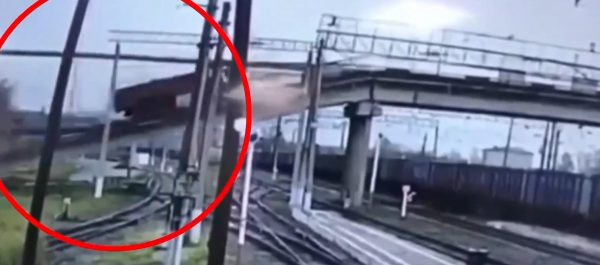 Ρωσία: Βίντεο ντοκουμέντο από κατάρρευση γέφυρας πάνω σε γραμμές τρένου – Μία νεκρή και έξι τραυματίες