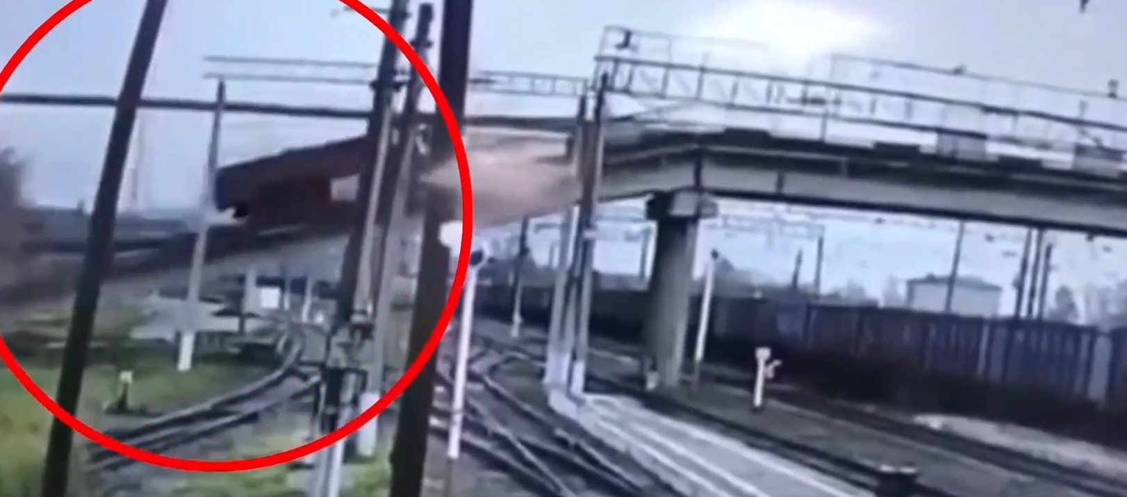 Ρωσία: Βίντεο ντοκουμέντο από κατάρρευση γέφυρας πάνω σε γραμμές τρένου - Μία νεκρή και έξι τραυματίες