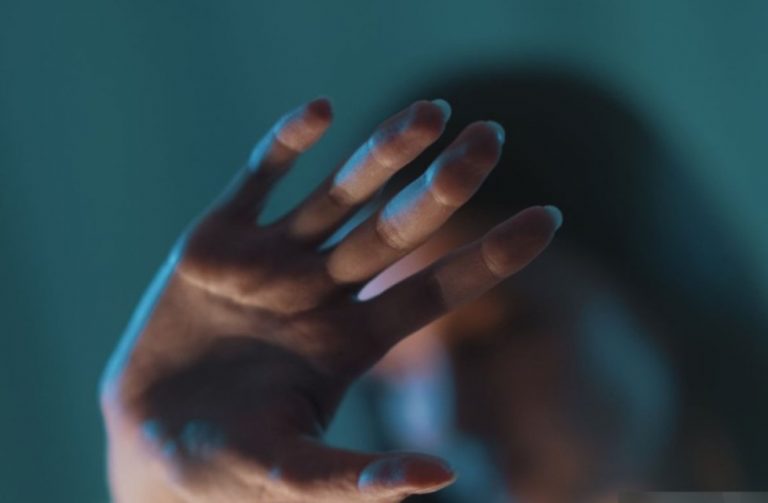 Ιόνια Οδός: Στάθμευσε το φορτηγό και άρχισε να χτυπά τη σύζυγό του – Τον κατήγγειλε μέσω του 112