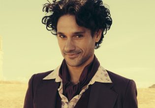 Ο τυχαίος θάνατος ενός αναρχικού: Η παράσταση «φαινόμενο» με τους 300.000 θεατές κάνει στάση στο Κατράκειο