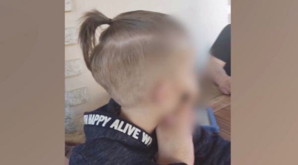 Καταγγελία σοκ από μητέρα για δασκάλες νηπιαγωγείου – «Έκοψαν τα μαλλιά του γιου μου γιατί δεν τους άρεσε η κοτσίδα»