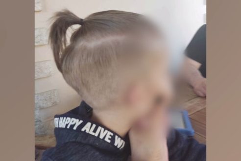 Καταγγελία σοκ από μητέρα για δασκάλες νηπιαγωγείου – «Έκοψαν τα μαλλιά του γιου μου γιατί δεν τους άρεσε η κοτσίδα»
