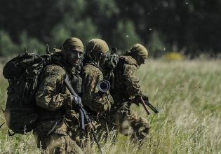 Ουκρανία: Ρωσική επέλαση προς τη Ζαπορίζια – Αλεξιπτωτιστές με τεθωρακισμένα κατέστρεψαν τις οχυρώσεις