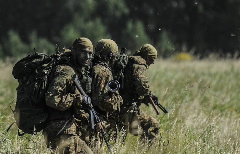 Ουκρανία: Ρωσική επέλαση προς τη Ζαπορίζια – Αλεξιπτωτιστές με τεθωρακισμένα κατέστρεψαν τις οχυρώσεις