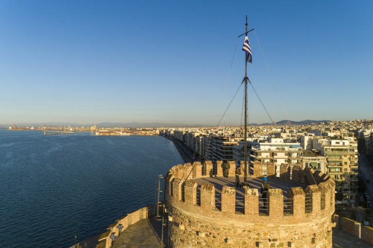 Θεσσαλονίκη: Νεκρός ο άνδρας που έπεσε από τον Λευκό Πύργο