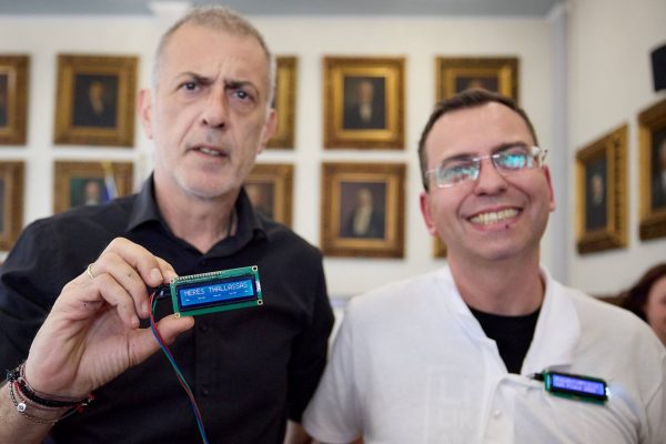 Συνάντηση Γιάννη Μώραλη με μαθητές του 2ου και του 35ου Δημοτικού Σχολείου Πειραιά της ομάδας ρομποτικής RoboMpliMplikia