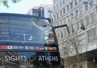 Πανεπιστημίου: Πώς έγινε το ατύχημα με το τουριστικό λεωφορείο – Κεραία τρόλεϊ καρφώθηκε στο παρμπρίζ