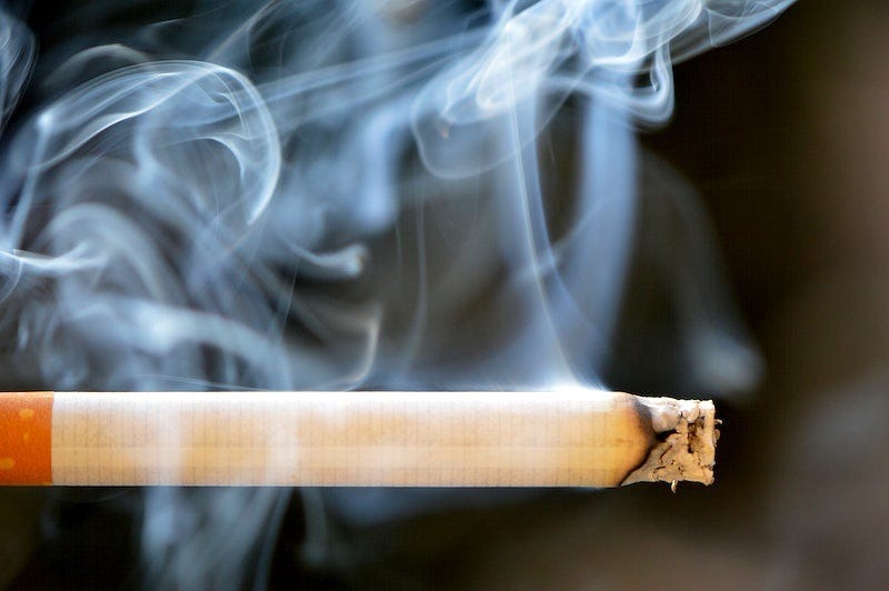 Παθητικό κάπνισμα: Έρευνα βρίσκει σύνδεση με την κολπική μαρμαρυγή