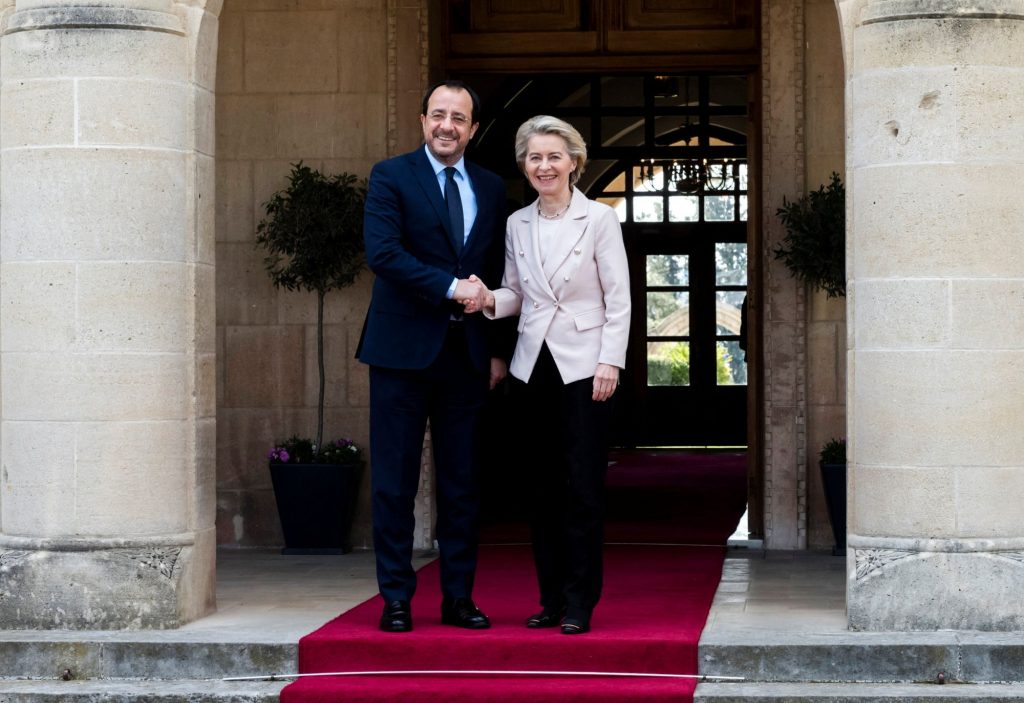 Συνάντηση Φον ντερ Λάιεν – Χριστοδουλίδη στην Αθήνα για την κρίση με Λίβανο στο μεταναστευτικό