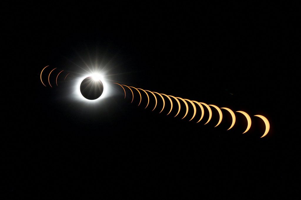 Έκλειψη Ηλίου: Παρακολουθήστε το φαινόμενο σε ζωντανές μεταδόσεις από τηλεσκόπια
