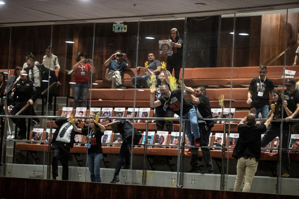 Ισραήλ: Διαδηλωτές που ζητούν συμφωνία για τους ομήρους έριξαν μπογιές στο ισραηλινό κοινοβούλιο