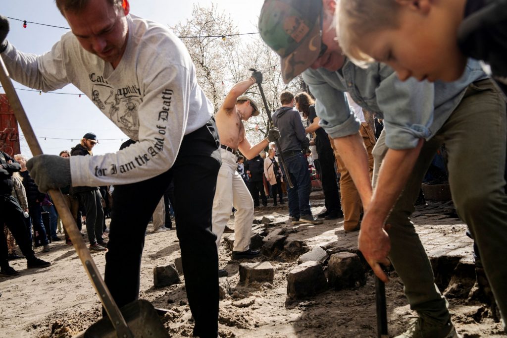 Κοπεγχάγη: Οι κάτοικοι στην Christiania τα έβαλαν με τις συμμορίες – Ξήλωσαν την «Οδό για τα βαποράκια»