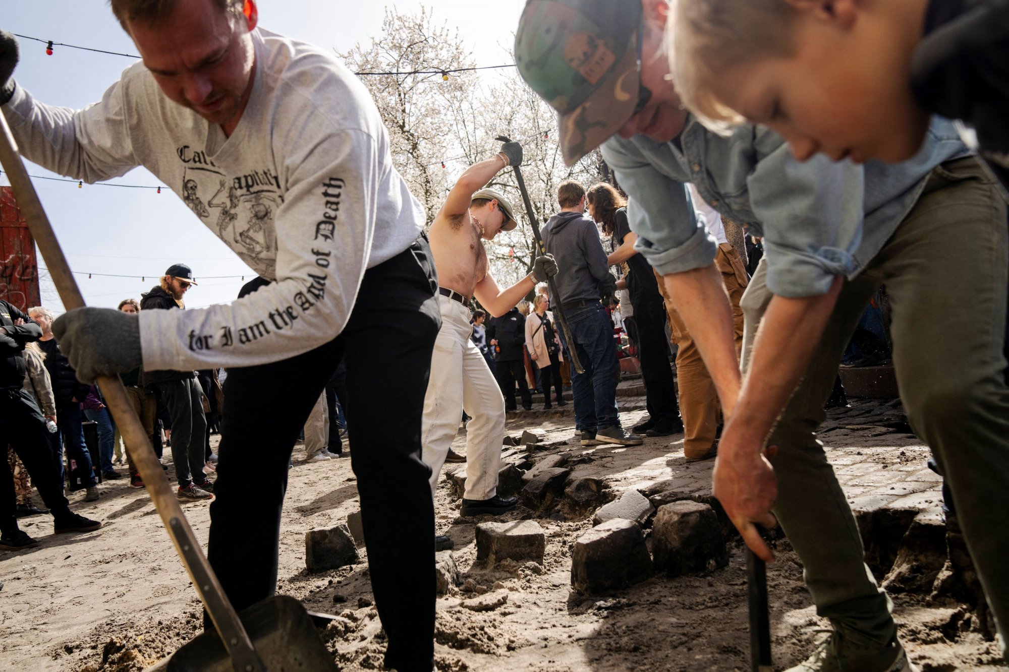 Κοπεγχάγη: Οι κάτοικοι στην Christiania τα έβαλαν με τις συμμορίες - Ξήλωσαν την «Οδό για τα βαποράκια»