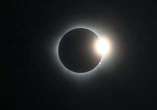 Έκλειψη Ηλίου: Φωτογραφίες από το εντυπωσιακό φαινόμενο