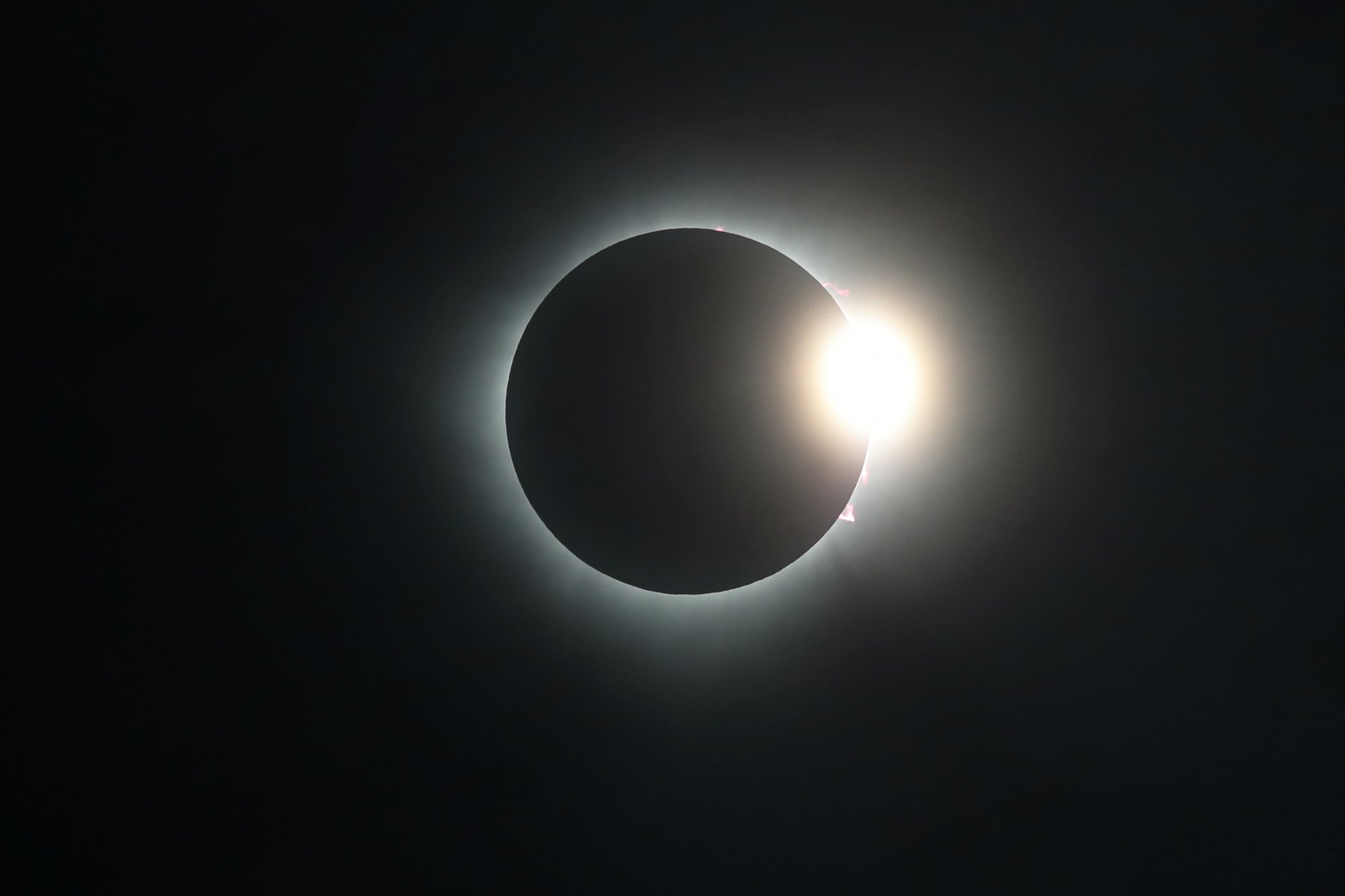 Έκλειψη Ηλίου: Φωτογραφίες από το εντυπωσιακό φαινόμενο
