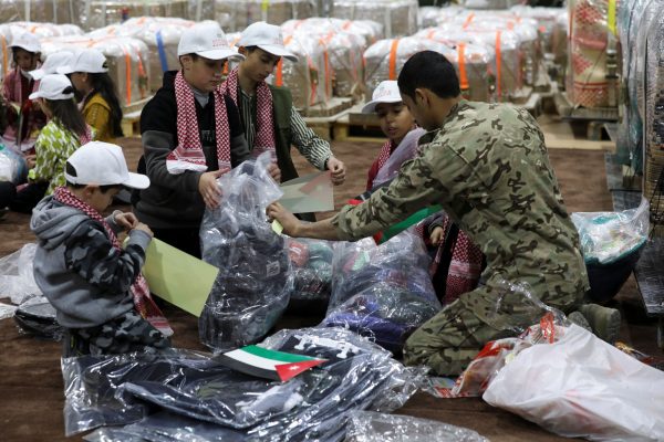 Ο ισραηλινός υπουργός Άμυνας λέει ότι θα «πλημμυρίσει» τη Γάζα με βοήθεια μέσω ενός νέου περάσματος