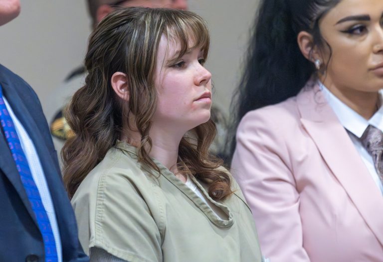 Άλεκ Μπάλντουιν: Στη φυλακή η υπεύθυνη για τα όπλα της ταινίας «Rust» για τον θάνατο της Χαλίνα Χάτσινς