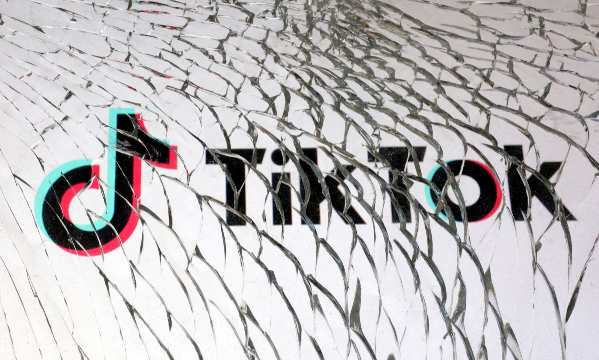 ΤikTok: Σε διπλή μέγγενη από ΗΠΑ και Ευρώπη