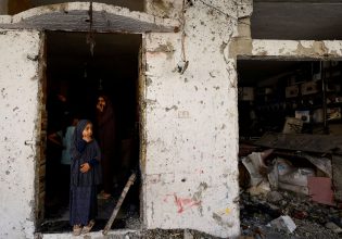 Γάζα: Παλαιστίνια που κρατά τη νεκρή ανιψιά της – Συγκλονιστική φωτογραφία, τιμήθηκε από το World Press Photo