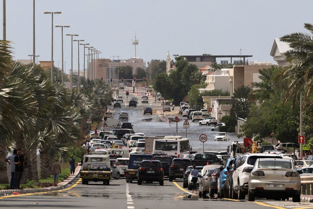 Στο έλεος της βροχόπτωσης οι χλιδάτες κατοικίες και οι αεροπορικές στο Ντουμπάι