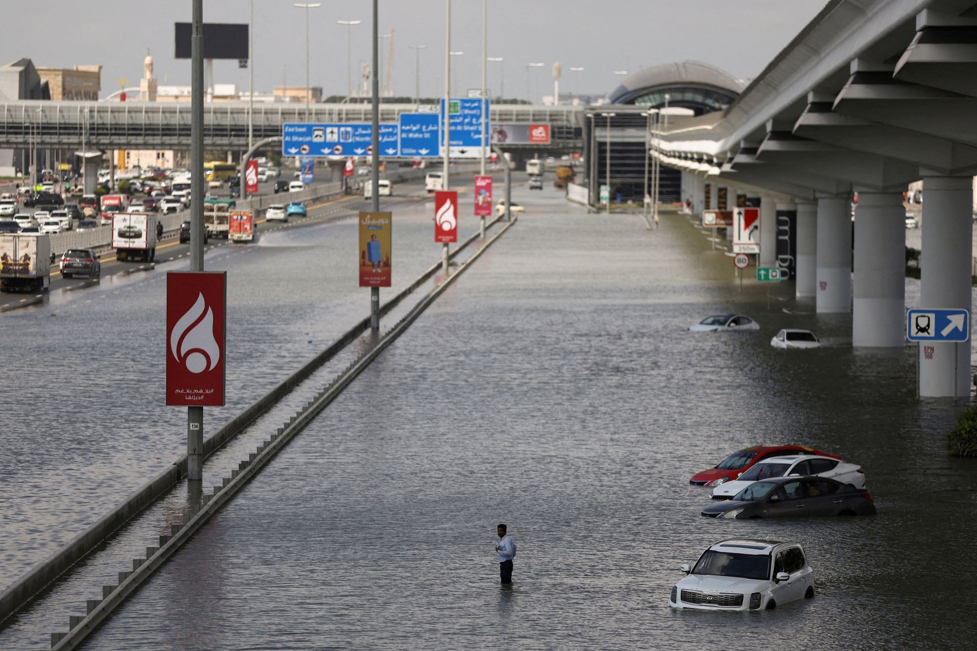 Ντουμπάι: Η πόλη που μετατράπηκε σε απέραντη λίμνη - Εικόνες καταστροφής
