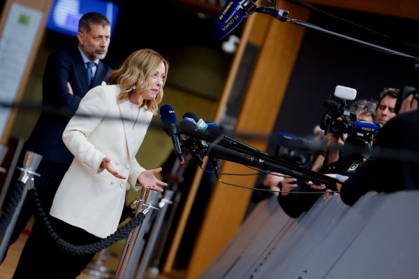 Για απόπειρα φίμωσης κατηγορούν δημοσιογράφοι τη Μελόνι