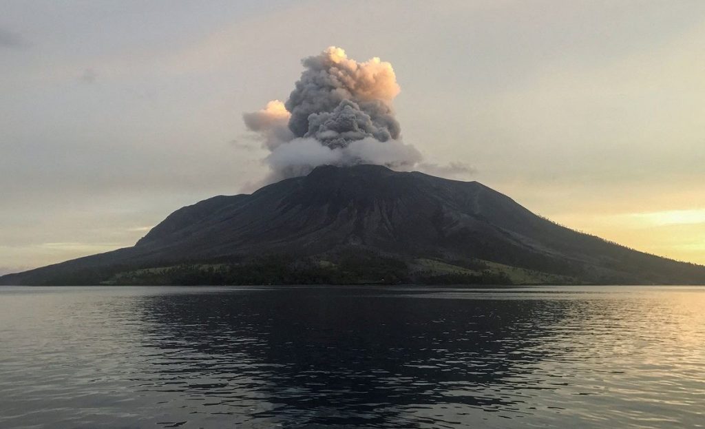 Ινδονησία: Διατάχτηκε εκκένωση μετά την έκρηξη ηφαιστείου