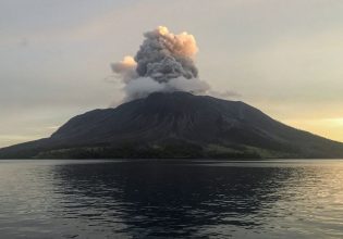 Ινδονησία: Διατάχτηκε εκκένωση μετά την έκρηξη ηφαιστείου