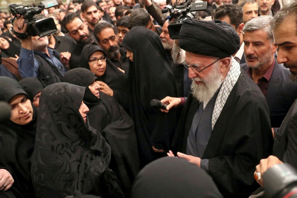 Ιράν: Ο Ανώτατος Ηγέτης Χαμενεΐ ευχαρίστησε τις ένοπλες δυνάμεις για την επίθεση εναντίον του Ισραήλ