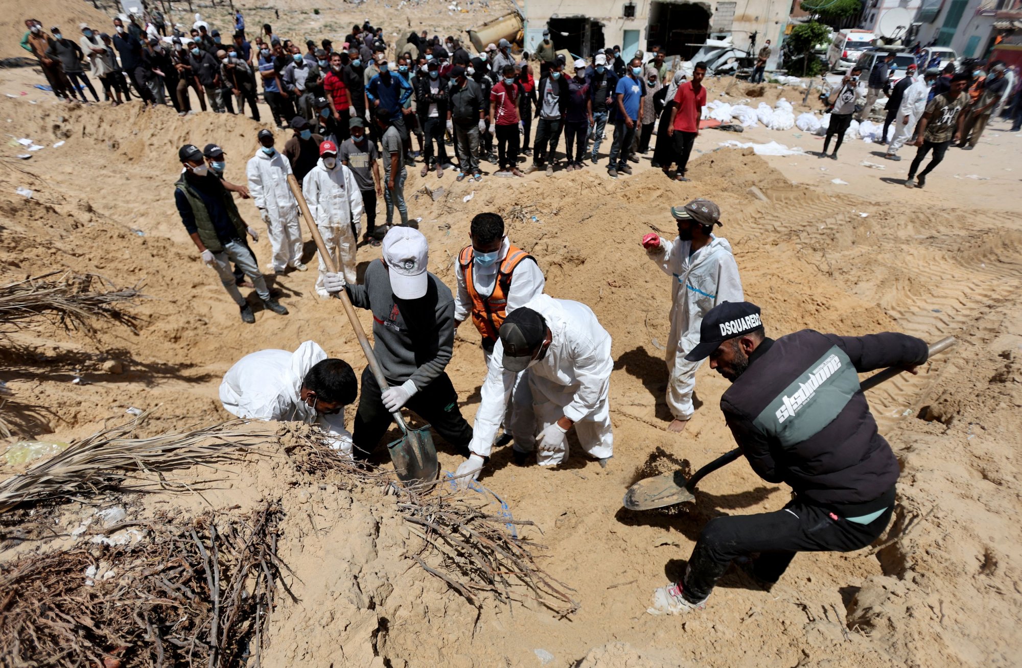 Γάζα: Σκληρές εικόνες από τις έρευνες στους μαζικούς τάφους – Φονικές επιθέσεις με drone στη Ράφα