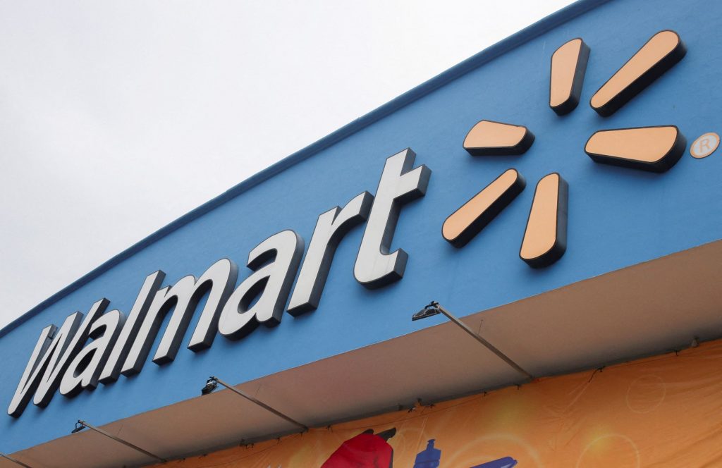Μισθός από… χρυσάφι για τον CEO της Walmart – 976 φορές μεγαλύτερος από τις μέσες απολαβές
