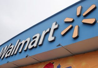 Μισθός από… χρυσάφι για τον CEO της Walmart – 976 φορές μεγαλύτερος από τις μέσες απολαβές
