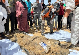 Live: Συγκλονιστικές εικόνες από τους μαζικούς τάφους στη Γάζα – Ανασύρονται συνεχώς πτώματα 