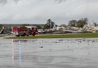 ΗΠΑ: Δεκάδες ανεμοστρόβιλοι σαρώνουν τη χώρα – Σπίτια ισοπεδώθηκαν, τρένα εκτροχιάστηκαν
