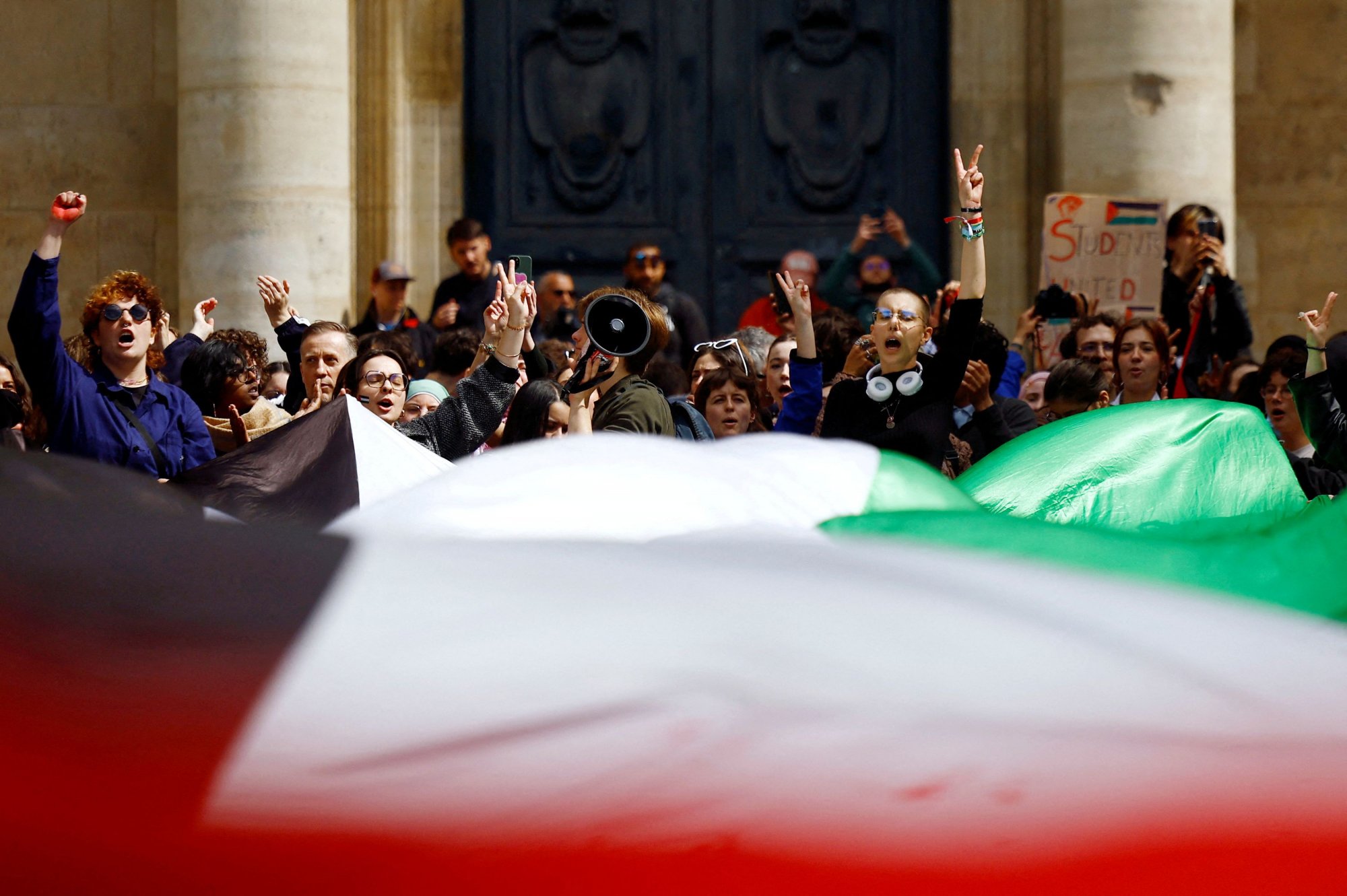 Γαλλία: Η αστυνομία απομάκρυνε με τη βία φιλοπαλαιστίνιους διαδηλωτές στη Σορβόνη