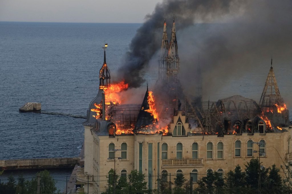 Ουκρανία: Στις φλόγες το «Κάστρο του Χάρι Πότερ» στην Οδησσό μετά το ρωσικό χτύπημα