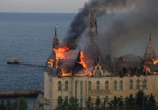 Ουκρανία: Στις φλόγες το «Κάστρο του Χάρι Πότερ» στην Οδησσό μετά το ρωσικό χτύπημα