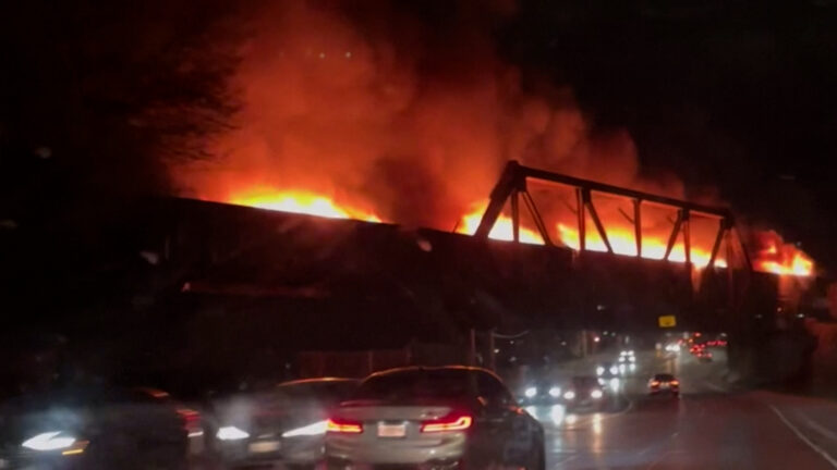 Καναδάς: Τρένο τυλιγμένο στις φλόγες διασχίζει το κέντρο του Λονδίνου του Οντάριο (Βίντεο)