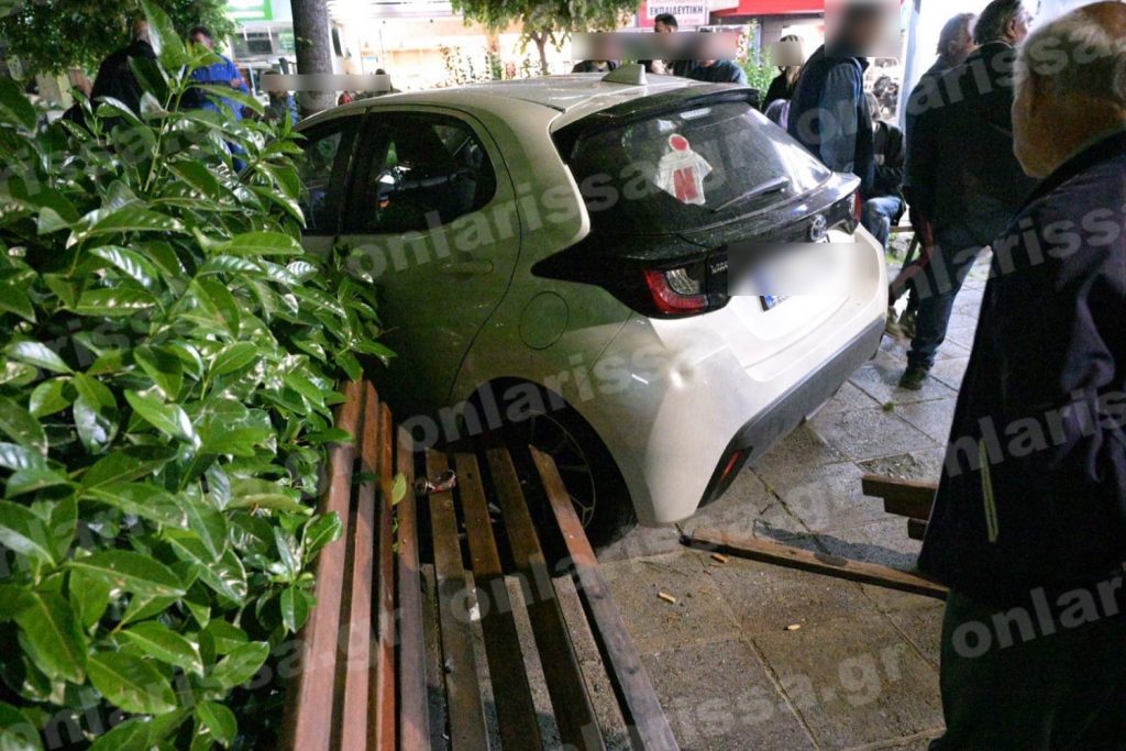 Απίστευτο τροχαίο στη Λάρισα: Αυτοκίνητο… προσγειώθηκε πάνω σε παγκάκι πλατείας όπου καθόταν άντρας