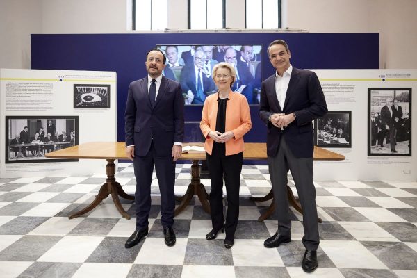 Ούρσουλα φον ντερ Λάιεν: Ύμνοι εν μέσω Pfizergate – «Καίγεται» ποτέ το «αθώος μέχρι αποδείξεως του εναντίου»;