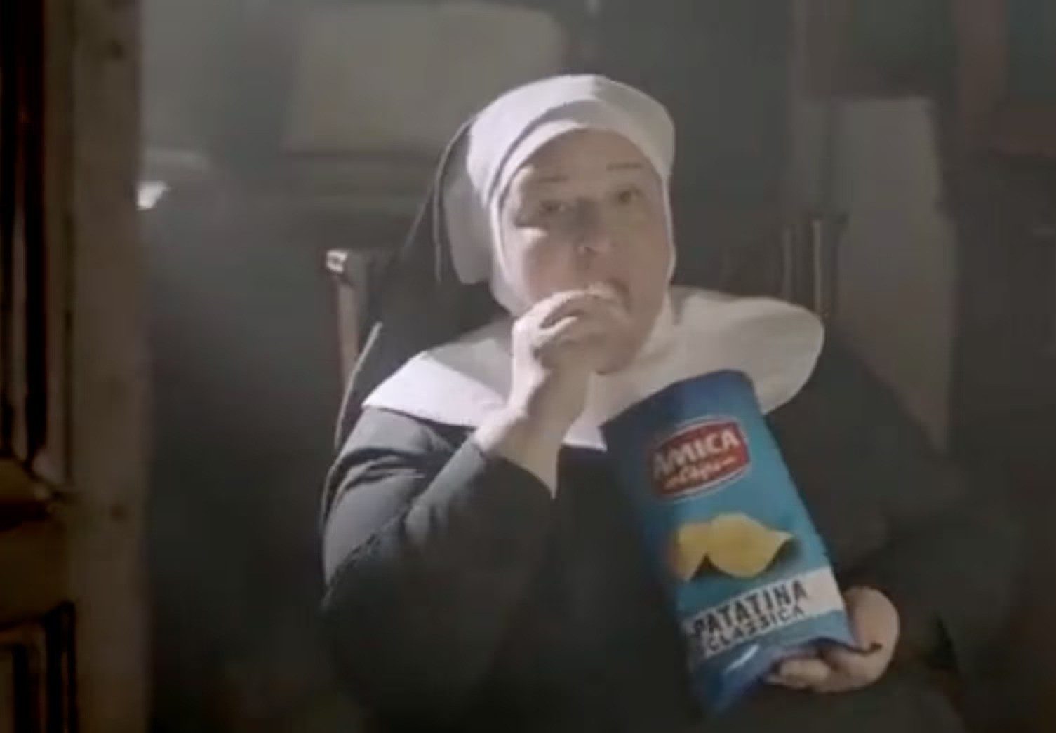 Σάλος στην Ιταλία με διαφήμιση που απεικονίζει καλόγριες να τρώνε πατατάκια για... Θεία Κοινωνία