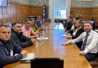 «Ξεχασμένη οριστικά η Θεσσαλία» – Ανδρουλάκης και Λιακούλη συνάντησαν πλημμυροπαθείς της Καρδίτσας