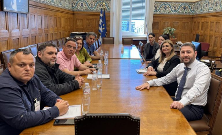 «Ξεχασμένη οριστικά η Θεσσαλία» – Ανδρουλάκης και Λιακούλη συνάντησαν πλημμυροπαθείς της Καρδίτσας