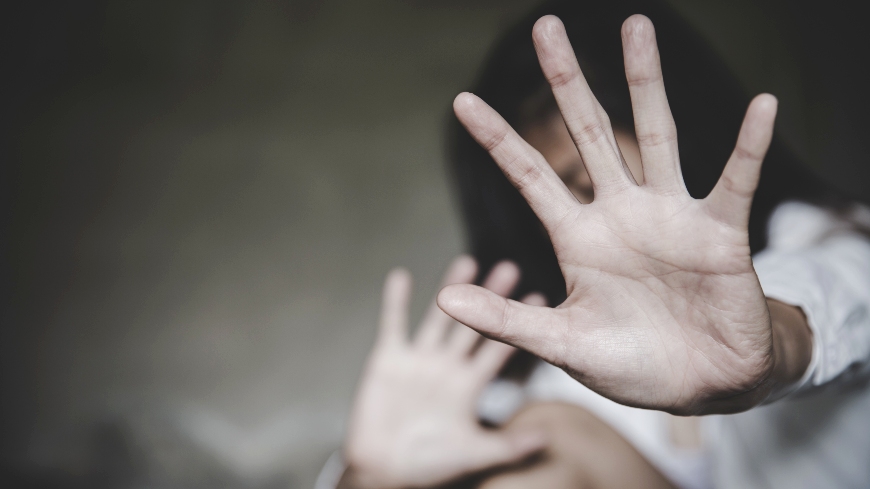Ενδοοικογενειακή βία: Οι οδηγίες της ΕΛ.ΑΣ. στους αστυνομικούς - Τι αλλάζει στην αντιμετώπιση των θυμάτων