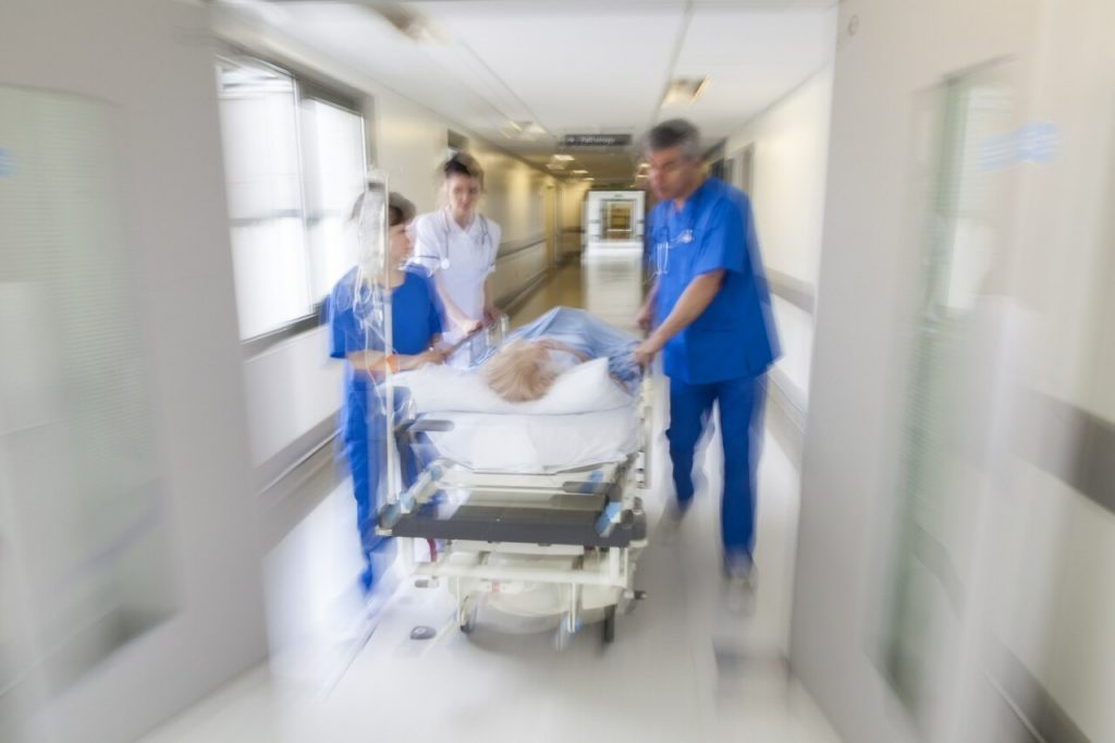 Αγγλία: Σχεδόν 14.000 ασθενείς πέθαναν στα επείγοντα νοσοκομείων περιμένοντας... ένα κρεβάτι