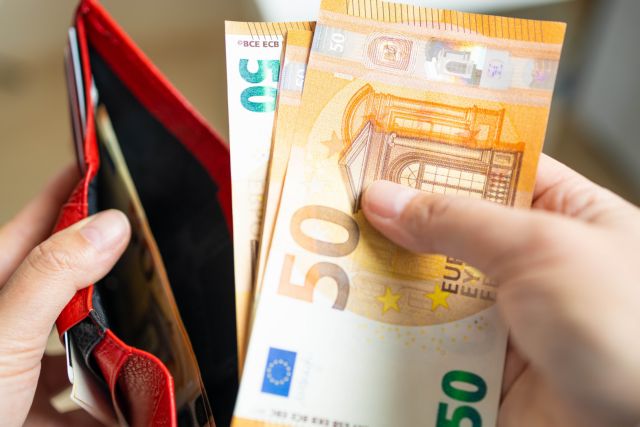 Η τσέπη άδεια, η ακρίβεια στο «κόκκινο» και η επενδυτική βαθμίδα του Έλληνα στο «junk», λέει η αντιπολίτευση